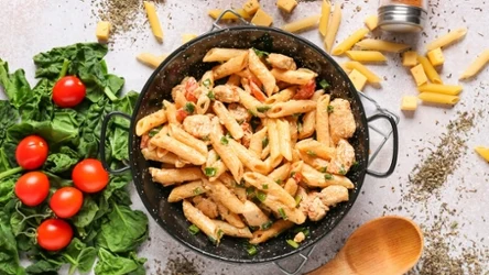 Makaron jak z restauracji w 20 minut. Mateusz Gessler pokazuje, jak zrobić kremowe penne z kurczakiem