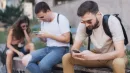 Nawet podczas spotkań towarzyskich wyciągamy telefony. Nieświadomie działamy na własną szkodę