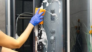 Widzisz biały nalot na kabinie prysznicowej? Tak usuniesz go w trymiga