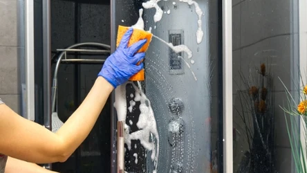 Jak pozbyć się białego nalotu na kabinie prysznicowej?