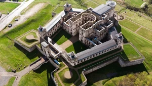 Najbardziej zagadkowa ruina w Polsce. Zamek miał 365 okien nie bez powodu