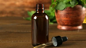 Jak działa woda karmelitańska? Dlaczego dziś wracamy do specyfiku sprzed 400 lat?