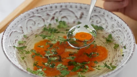 Pietruszka to nie tylko pyszny dodatek do rosołu. Możesz ją również wykorzystać, aby przyciągnąć obfitość i pieniądze