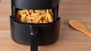 Carrefour apeluje o zwrot wadliwego air fryera. zdj. ilustracyjne