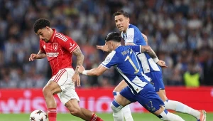 Absurdalny "swojak" i anulowany gol w hicie. Bednarek aż łapał się za głowę