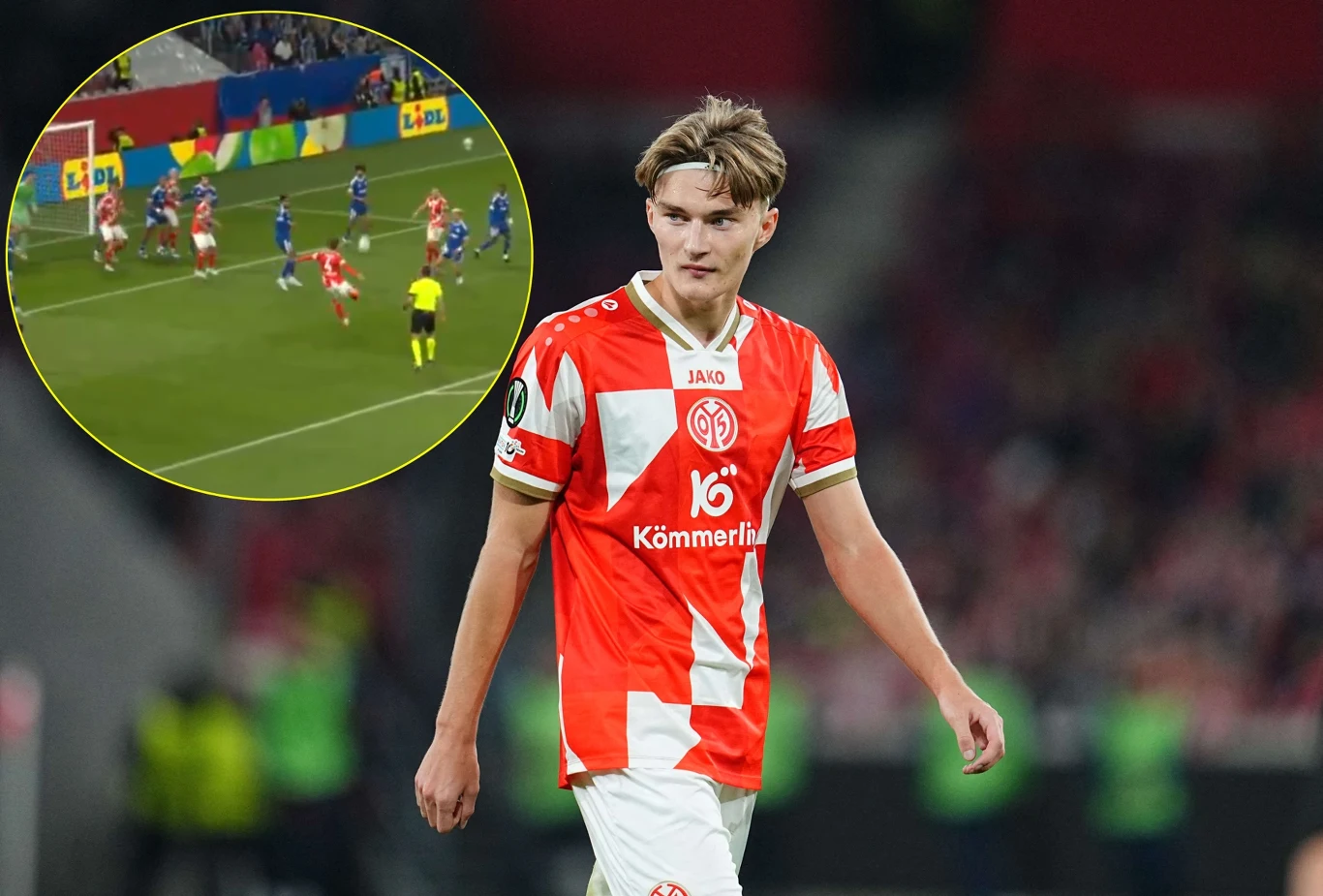Liga Konferencji: FSV Mainz Kacpra Potulskiego ograło Strasbourg Maxiego Oyedele po dwóch kapitalnych golach Piłkarz Mainz w czerwono-białym stroju na boisku, w tle osoby w zielonych kamizelkach, wstawka z akcją podbramkową.