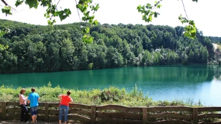 To jezioro w Wolińskim Parku Narodowym jest świetnym celem wiosennej wycieczki. Dlaczego warto je zobaczyć? 