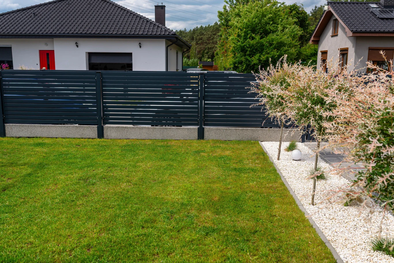 Zatrzymanie degradacji trawnika wymaga przede wszystkim poprawy warunków w strefie korzeniowej, gdzie rozstrzyga się kondycja całej darni. Trawnik z mchem w ogrodzie