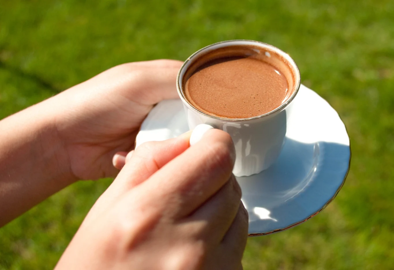 Kawa z cynamonem i kakao jest smaczna i zdrowa. Warto pić ją z tymi dodatkami zamiast mleka Kawa z cynamonem i kakao może wspierać mózg i metabolizm. Działa inaczej niż klasyczna kawa z mlekiem.