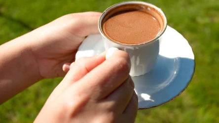 Kawa z cynamonem i kakao jest smaczna i zdrowa. Warto pić ją z tymi dodatkami zamiast mleka