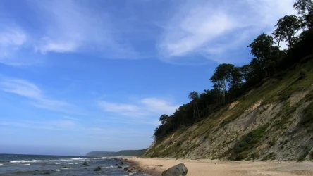 Na tej plaży odpoczniesz bez tłumów, nawet w środku sezonu. Zachwyca dzikością i spokojem. 