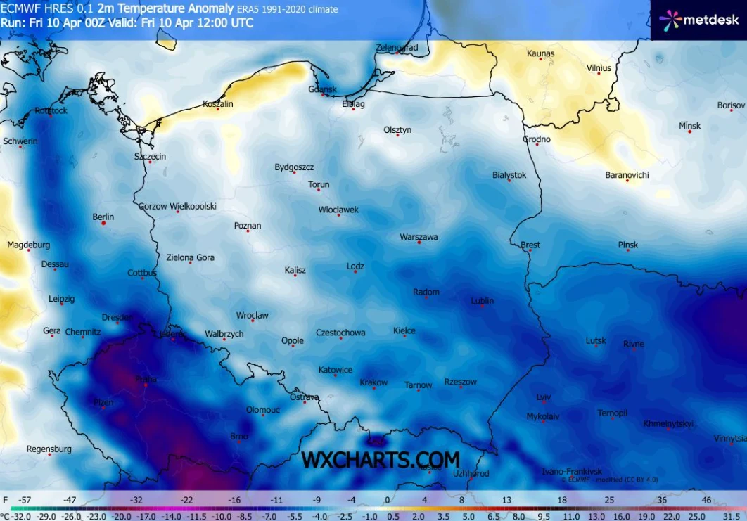 Mapa Polski z zaznaczonymi anomaliami temperatury, dominują odcienie niebieskiego wskazujące na znaczne ochłodzenie w większości regionów, szczególnie na południu i południowym zachodzie kraju; tylko północno-zachodnie i północno-wschodnie obszary wyka...