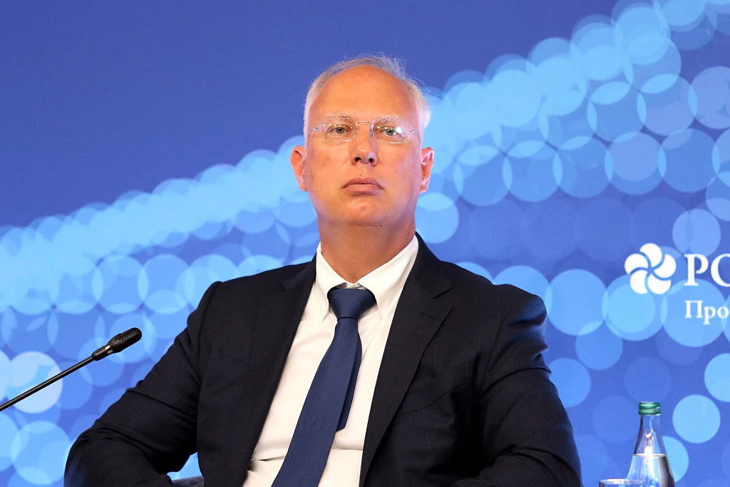 Wysłannik prezydenta Rosji Kirył Dmitriew Wysłannik prezydenta Rosji Kirył Dmitrijew w garniturze na niebieskim tle