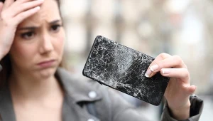 Zbity ekran w smartfonie. Kiedy naprawa będzie za darmo?