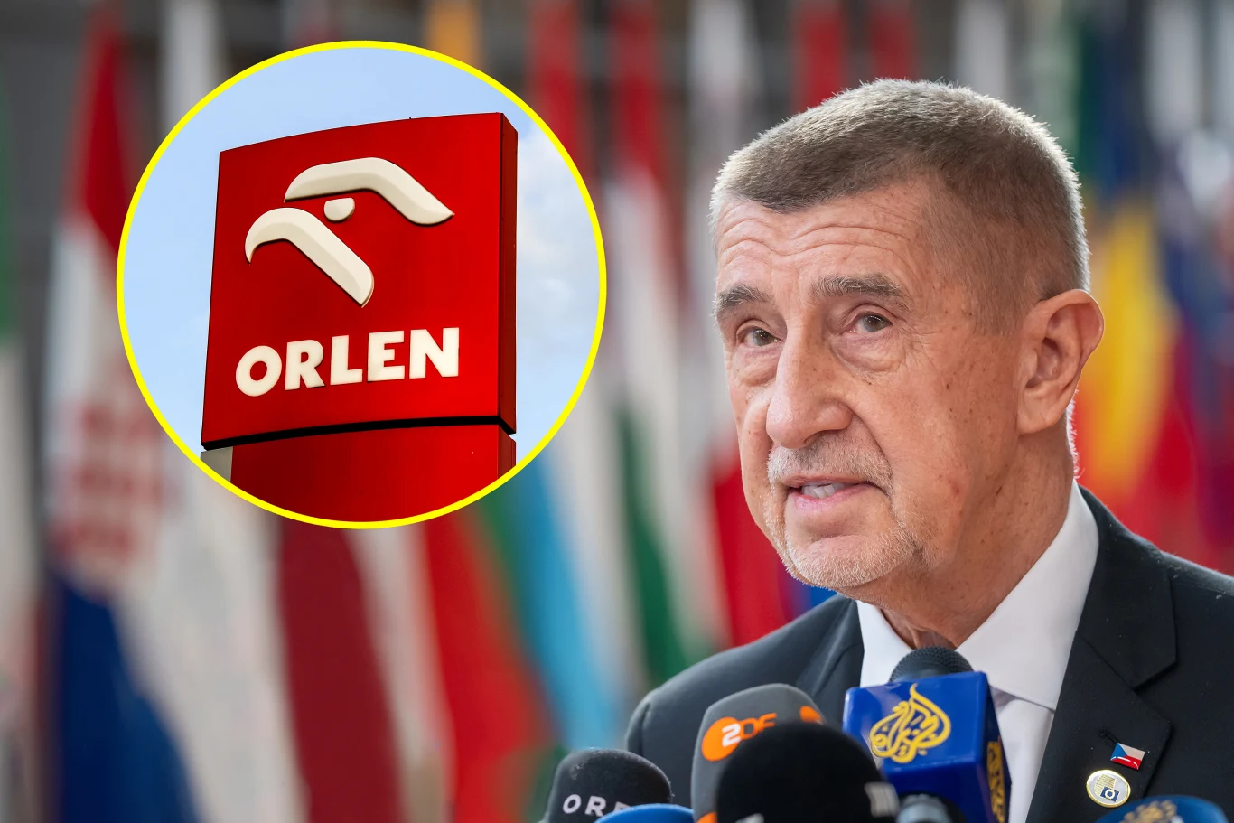 Andrej Babis atakuje Orlen oraz MOL. Chodzi o "nieuzasadnione podwyżki cen paliw" Andrej Babis przy mikrofonach, loga stacji TV, w tle flagi.