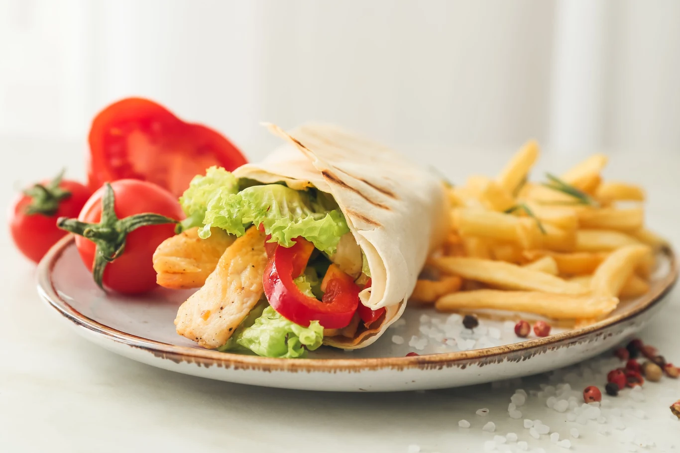 Tortilla z pieczonym serem halloumi to doskonałe źródło białka i mniej kaloryczna wersja klasycznego kebaba Tortilla z pieczonym halloumi, grillowanym kurczakiem, sałatą, papryką, frytkami i świeżymi pomidorami.