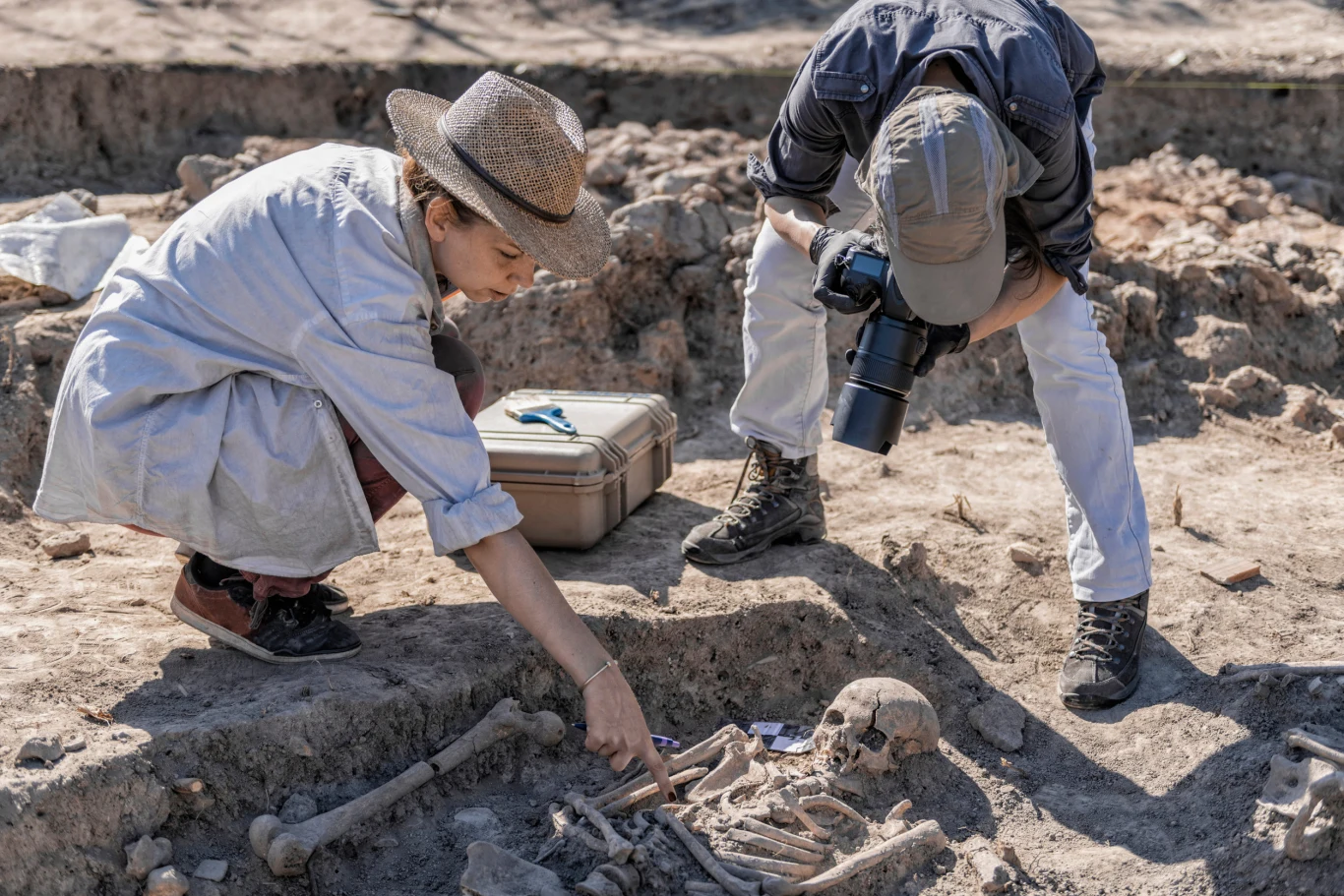 Archeolodzy dokumentujący starożytne miejsce pochówku (zdj. poglądowe) Archeolodzy dokumentujący miejsce pochówku