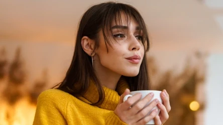 Picie wody z kolagenem może poprawić elastyczność skóry, nawilżyć ją, a także wzmocnić włosy