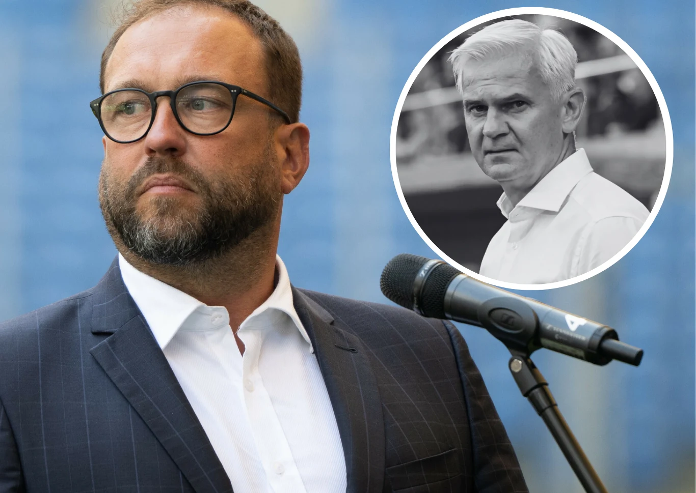 Na zdjęciu głównym Marcin Animucki, prezes Ekstraklasy Marcin Animucki, prezes Ekstraklasy, przy mikrofonie; w rogu czarno-białe zdjęcie starszego mężczyzny.