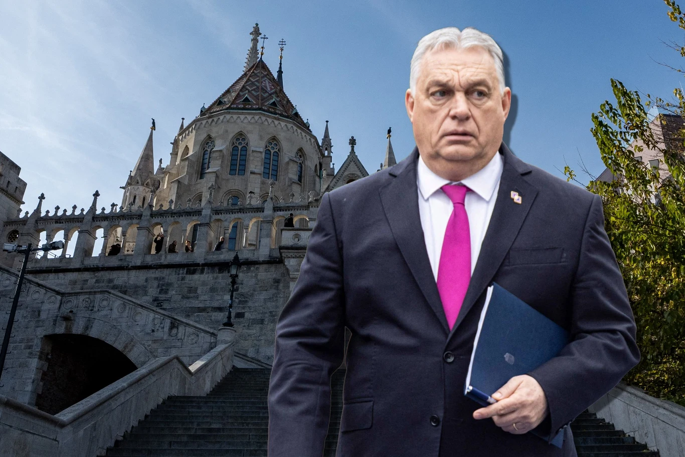 Węgry, Viktor Orban spełnił swój sen o budańskim zamku Viktor Orban przed zabytkową katedrą o strzelistym dachu, w garniturze, z teczką i różowym krawatem
