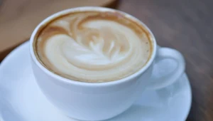 Dodaj odrobinę do kawy. Skończą się spadki energii i sięganie po ciasteczka