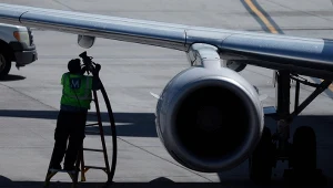 Tankowanie samolotu na lotnisku w Salt Lake City w stanie Utah (USA)