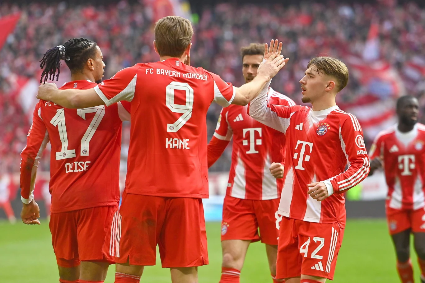 Piłkarze Bayernu Monachium - Michael Olise, Harry Kane, Lennart Karl i Leon Goretzka Piłkarze Bayernu Monachium - Michael Olise, Harry Kane, Lennart Karl i Leon Goretzka