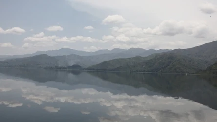Chciaż jezioro Kiwu może wyglądać majestatycznie, jego wody skrywają tykającą bombę.