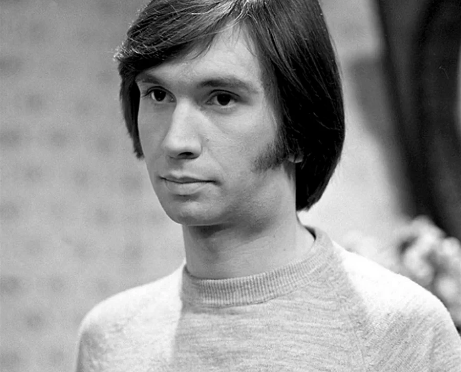 Andrzej Nardelli w spektaklu "Złoty sznur" (1972) Młody mężczyzna z krótkimi włosami, ubrany w jasny sweter, patrzy prosto przed siebie z poważnym wyrazem twarzy