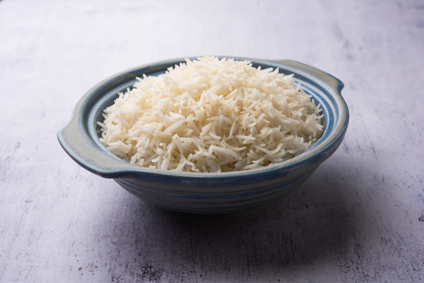 Jak gotować ryż, żeby był sypki? Istnieje prosty trik na sypki ryż. Wystarczy 1 łyżeczka soku z cytryny, żeby uniknąć posklejanych ziaren.