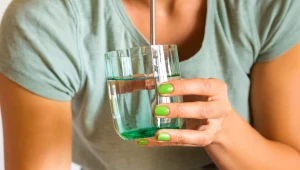 Woda z dodatkiem soli pomaga nawodnić organizm i usprawnia działanie mięśni. Nie każdy może ją jednak pić