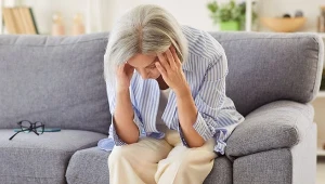 Zawroty głowy przy wstawaniu świadczą o spadkach ciśnienia. To jeden z objawów choroby Parkinsona