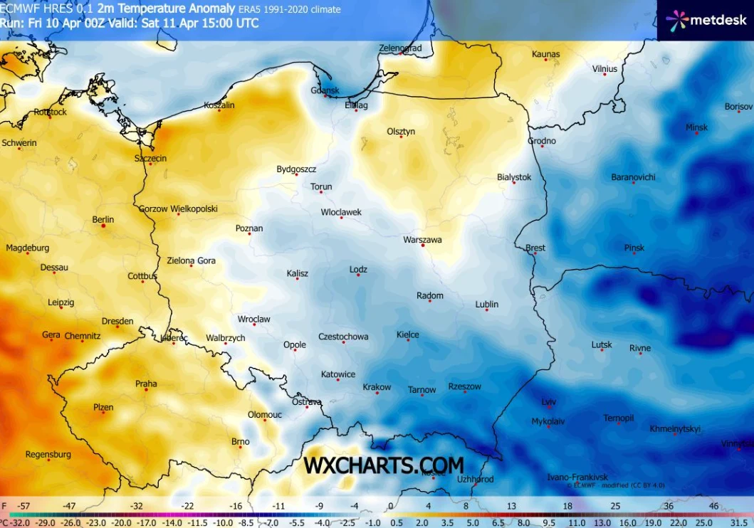 Mapa Polski z widocznymi anomaliami temperatury powietrza, gdzie zachodnia część kraju charakteryzuje się dodatnimi odchyleniami temperatury od normy, zaznaczonymi w odcieniach żółci i pomarańczy, natomiast wschodnia część Polski dominuje w chłodniejsz...