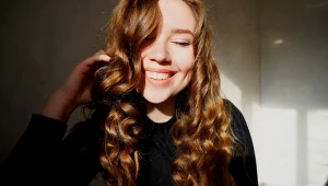 Piękne fale bez użycia lokówki. Nie wydasz ani złotówki