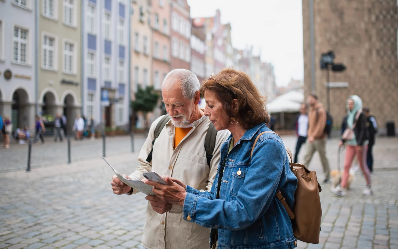 Gdzie na majówkę w 2026? Ekspert zdradził najciekawsze kierunki w Polsce Para turystów w polskim mieście. Gdzie jechać na majówkę w 2026? Te kierunki zachwycają przyrodą, atrakcjami, niskimi cenami