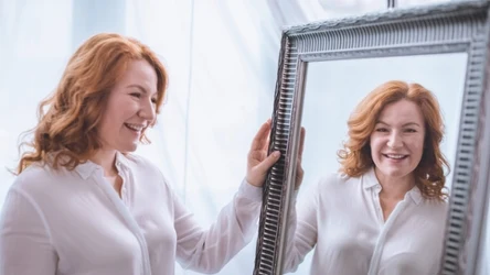 Domowa maseczka odmładzająca uczyni cerę promienną i elastyczną. Sprawdź, jak ją wykonać z hibiskusa i miodu.