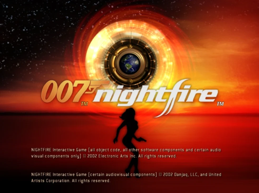 007 Nightfire Tytuł gry 007: Nightfire z charakterystycznym logo Jamesa Bonda na tle zachodzącego słońca, z dominującą złotą grafiką obiektywu i sylwetką postaci trzymającej pistolet.