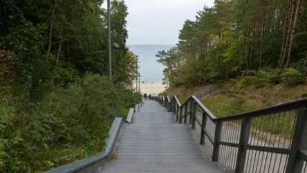 Wiosną warto odwiedzić Gwiazdę Północy, czyli najdalej wysunięty na północ punkt w Polsce. Znajduje się on w Jastrzębiej Górze.