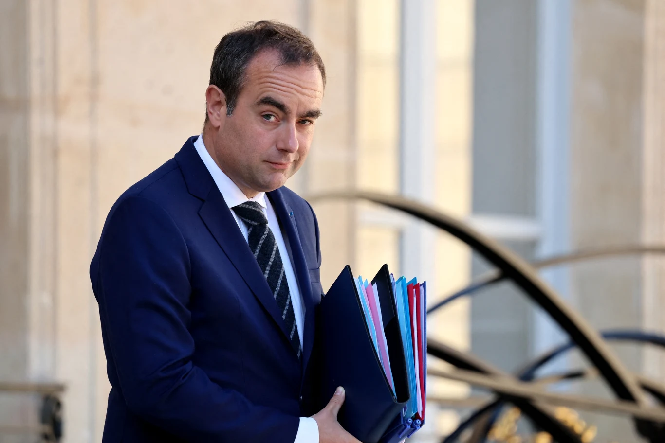 Francuski premier Sebastien Lecornu zapowiada odejście od gazu i upowszechnienie energii elektrycznej m.in. w ciepłownictwie Premier Francji Sebastien Lecornu w granatowym garniturze z teczkami na tle jasnego budynku.