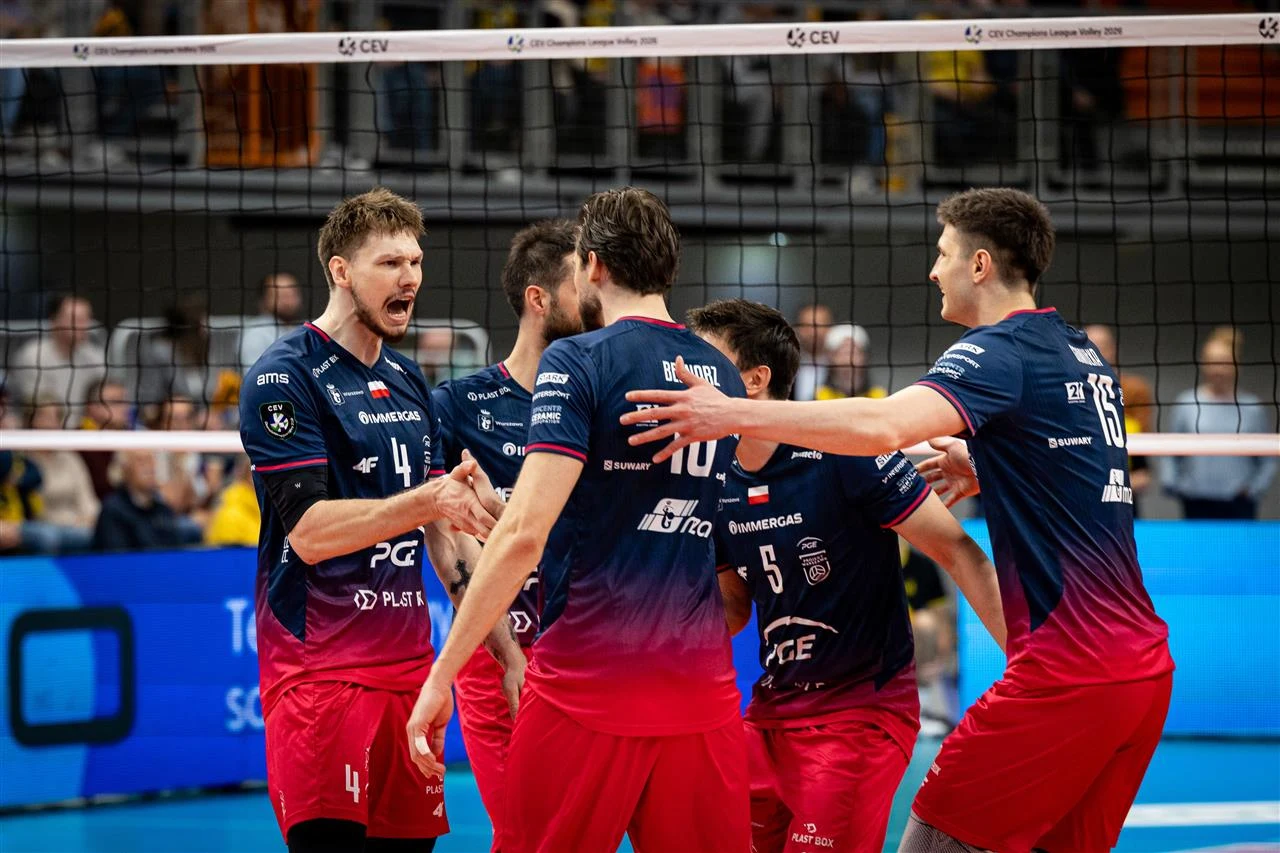 Siatkarze PGE Projektu Warszawa pokonali Bogdankę LUK Lublin w ćwierćfinale Ligi Mistrzów grupa siatkarzy w granatowo-czerwonych strojach celebruje zdobyty punkt na boisku, część zawodników przybija sobie piątki, a jeden z graczy wyraża emocje głośnym okrzykiem