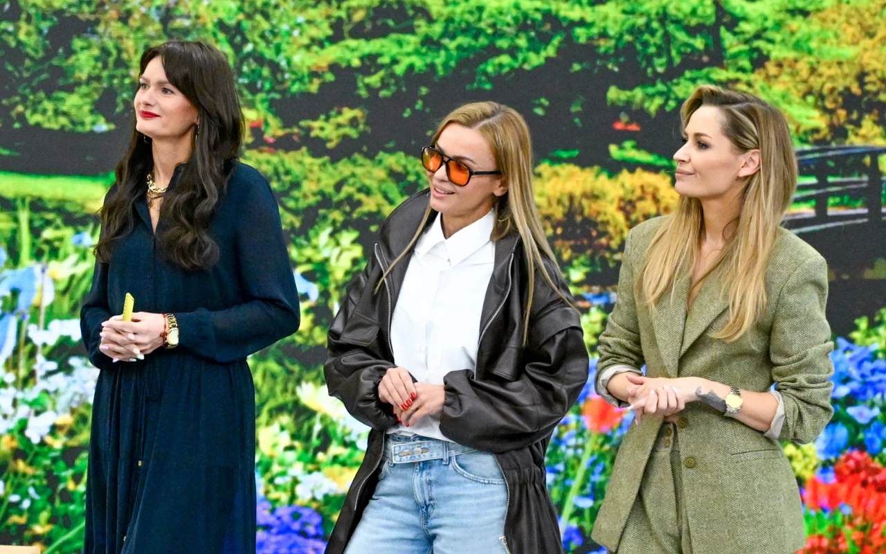 Za metamorfozę Małgorzaty odpowiedzialny był zespół ekspertek "halo tu polsat" Trzy kobiety stoją obok siebie na tle kolorowego, kwitnącego ogrodu; jedna ubrana w długą, granatową sukienkę, druga w białą koszulę, czarną kurtkę i pomarańczowe okulary przeciwsłoneczne, trzecia w jasnozieloną marynarkę, każda z nich ma długie włosy ...