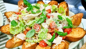 Sałatka à la Cezar z sosem tuńczykowym z przepisu Jurka Sobieniaka