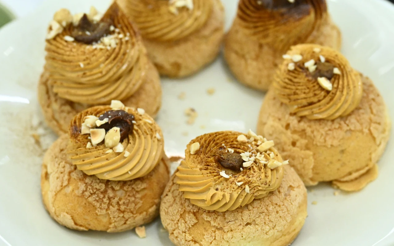 Choux au craquelin, czyli ptysie z kruszonką Karoliny Stolarskiej-Bigos Choux au craquelin, czyli ptysie z kruszonką z przepisu Karoliny Stolarskiej-Bigos w "halo tu polsat"