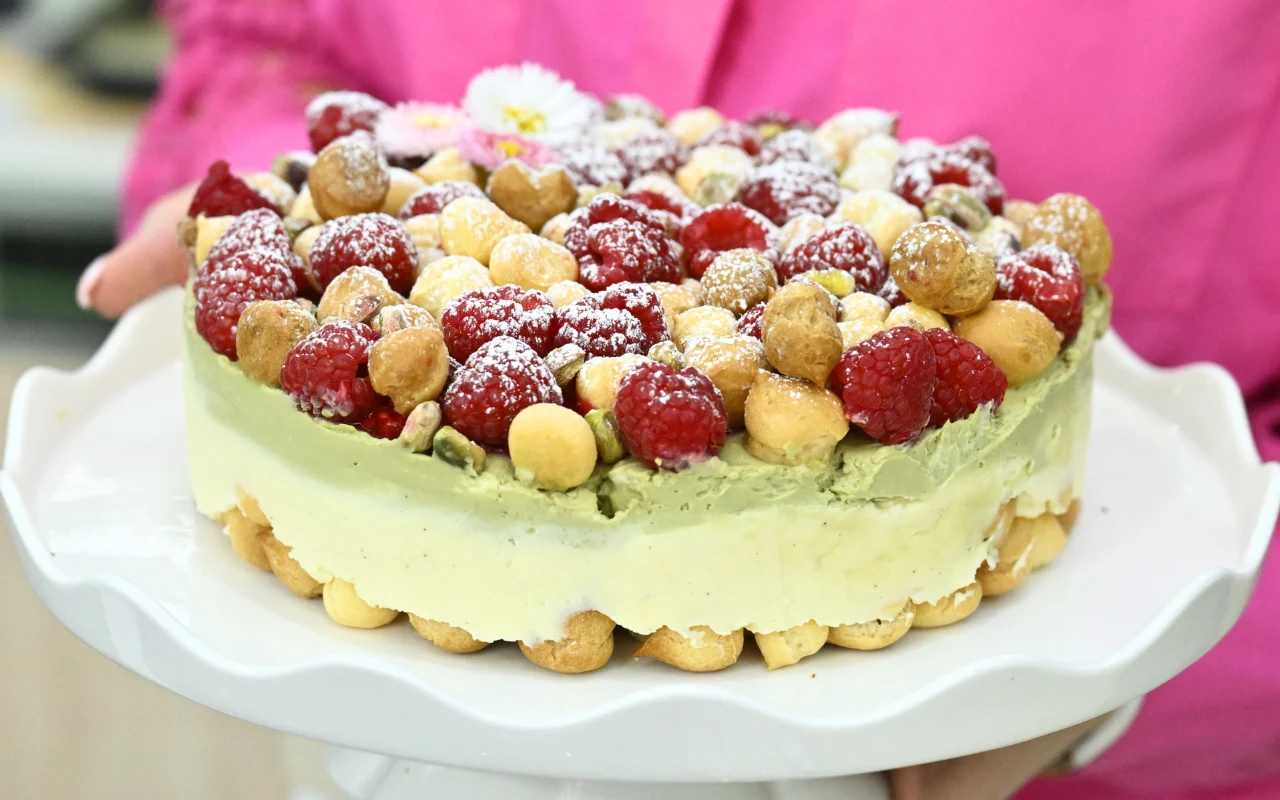 Pistacjowa karpatka z kremem budyniowym i malinami – nowoczesny przepis Karoliny Stolarskiej-Bigos Pistacjowa karpatka z malinami i kremem budyniowym – nowoczesny przepis Karoliny Stolarskiej-Bigos na domowe ciasto.