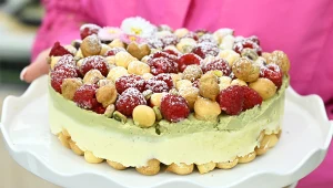 Pistacjowa karpatka z kremem budyniowym i malinami – nowoczesny przepis Karoliny Stolarskiej-Bigos