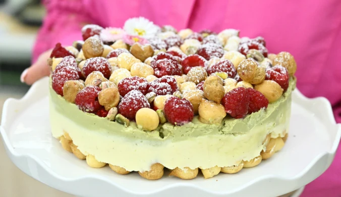 Pistacjowa karpatka z kremem budyniowym i malinami – nowoczesny przepis Karoliny Stolarskiej-Bigos