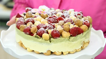 Pistacjowa karpatka z kremem budyniowym i malinami – nowoczesny przepis Karoliny Stolarskiej-Bigos