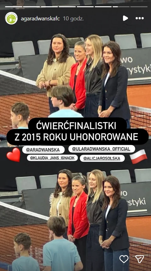cztery uhonorowane tenisistki stojące obok siebie na korcie, uśmiechnięte, elegancko ubrane, z polskimi flagami i publicznością w tle