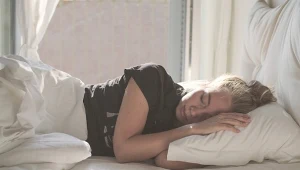 Jaka pozycja do spania jest najlepsza, a jaka najgorsza dla skóry?