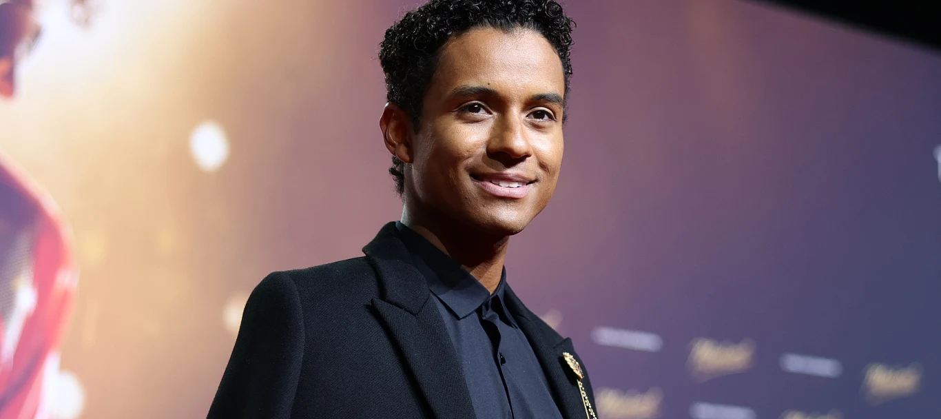 Jaafar Jackson Jaafar Jackson w czarnym garniturze i koszuli na tle ścianki podczas premiery filmu "Michael" w Berlinie